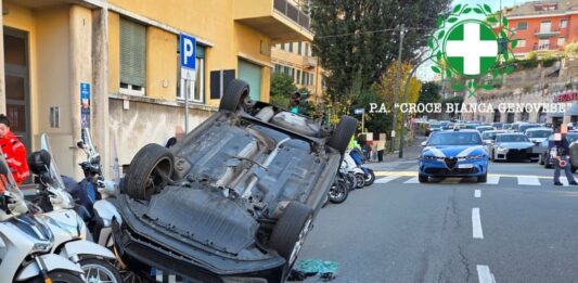 Genova, auto si ribalta in via Gobetti: soccorsi sul posto albaro auto ribaltata 12 dicembre 2025