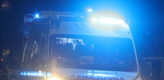 Genova, malore in un bar del centro, 66enne salvato in extremis ambulanza notte croce bianca genovese