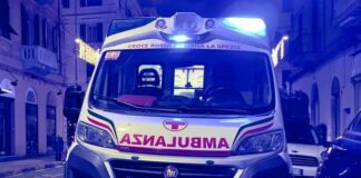 Sestri Levante, frontale tra auto e moto: un uomo in gravi condizioni ambulanza notte croce rossa la spezia