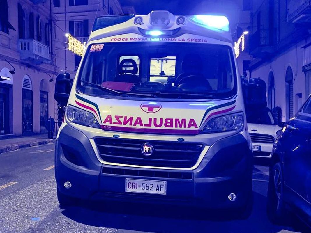 ambulanza notte croce rossa la spezia