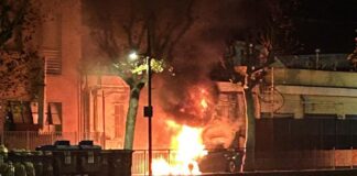 Recco, auto in fiamme vicino allo svincolo per autostrada recco auto fiamme