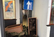 Chiavari, blitz contro la sede Pd, lettera di scuse: eravamo ubriachi Chiavari assalto circolo PD