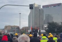 Genova, manifestanti sui binari a Brignole: bloccata la circolazione dei treni corteo Ex Ilva Brignole