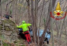 Davagna, auto precipita in un dirupo, feriti soccorsi con elicottero Davagna incidente 4 dicembre 2025