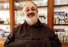 Genova, truffa del frate clonato con l’intelligenza artificiale, indagini in corso Frate Ezio