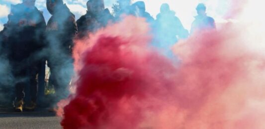 Genova, il corteo è arrivato davanti alla Prefettura: tensioni con le forze dell’ordine fumogeno ex ilva