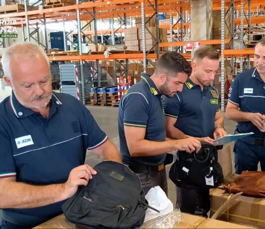 Genova, maxi sequestro di false borse di lusso nel porto di Pra’ guardia finanza agezia dogane controlli