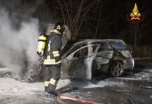 Altare, auto in fiamme vicino al casello dell’autostrada A6 Savona-Torino incendio auto altare savona