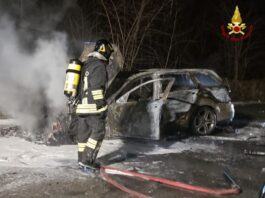 Altare, auto in fiamme vicino al casello dell’autostrada A6 Savona-Torino incendio auto altare savona