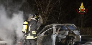Altare, auto in fiamme vicino al casello dell’autostrada A6 Savona-Torino incendio auto altare savona