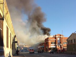 Genova, grosso incendio in via Merano: strada chiusa