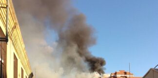 Genova, grosso incendio in via Merano: strada chiusa