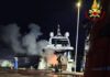 Chiavari, maxi yacht distrutto dalle fiamme in porto incendio barca chiavari 11 dicembre 2025
