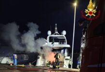 Chiavari, maxi yacht distrutto dalle fiamme in porto incendio barca chiavari 11 dicembre 2025