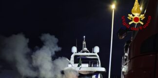 Chiavari, maxi yacht distrutto dalle fiamme in porto incendio barca chiavari 11 dicembre 2025
