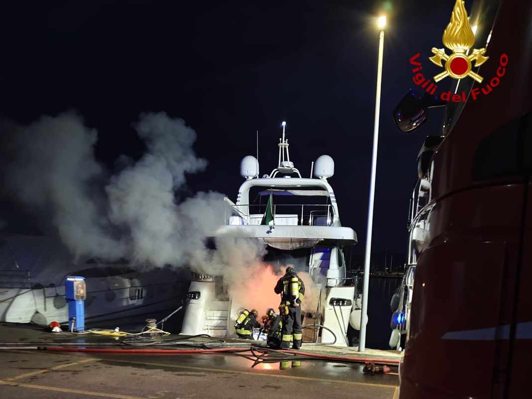 incendio barca chiavari 11 dicembre 2025