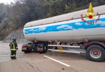 Incidente sull’autostrada A7, cisterna carica di GPL sbatte contro guard rail incidente a7 4 dicembre 2025