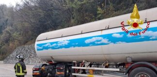 Incidente sull’autostrada A7, cisterna carica di GPL sbatte contro guard rail incidente a7 4 dicembre 2025