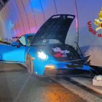 Supercar si schianta sulla A26, arrivano i vigili del fuoco Masone incidente a26 porsche gt3