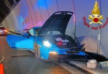 Supercar si schianta sulla A26, arrivano i vigili del fuoco Masone incidente a26 porsche gt3