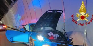 Supercar si schianta sulla A26, arrivano i vigili del fuoco Masone incidente a26 porsche gt3