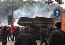 Genova, tensione davanti alla Prefettura: divelta la grata, chiusi i negozi nella zona protesta lavoratori ex Ilva
