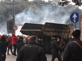 Genova, tensione davanti alla Prefettura: divelta la grata, chiusi i negozi nella zona protesta lavoratori ex Ilva