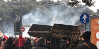 Genova, tensione davanti alla Prefettura: divelta la grata, chiusi i negozi nella zona protesta lavoratori ex Ilva