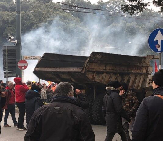 Genova, tensione davanti alla Prefettura: divelta la grata, chiusi i negozi nella zona protesta lavoratori ex Ilva
