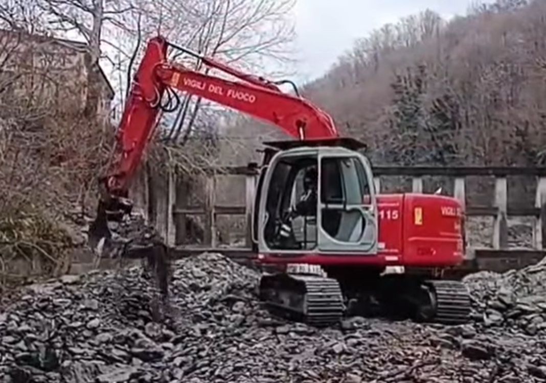 rossiglione ruspe vigili fuoco stura