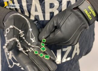 Savona, gioielli Chanel, Van Cleef e Louis Vitton falsi in vendita per Natale gioielli falsi savona guardia finanza