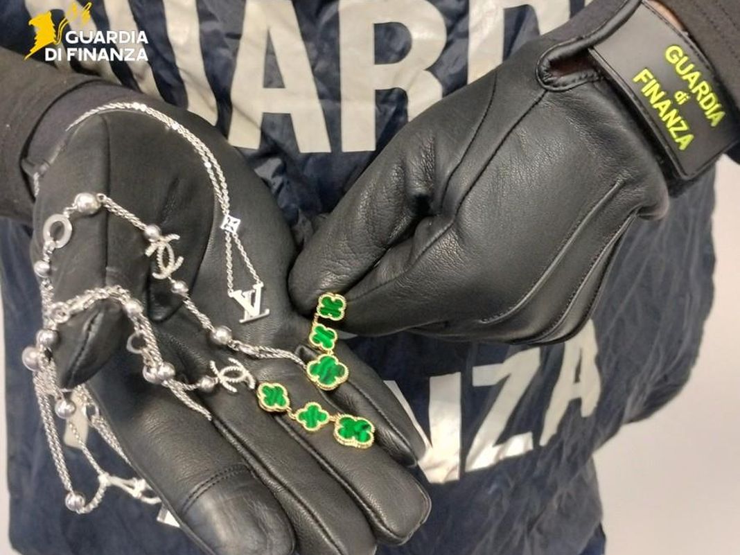 gioielli falsi savona guardia finanza