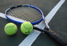Genova, lasciata dall’amante tappezza il club di tennis delle loro lettere tennis, racchetta, palline
