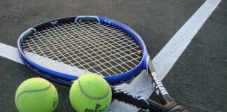 Genova, lasciata dall’amante tappezza il club di tennis delle loro lettere tennis, racchetta, palline