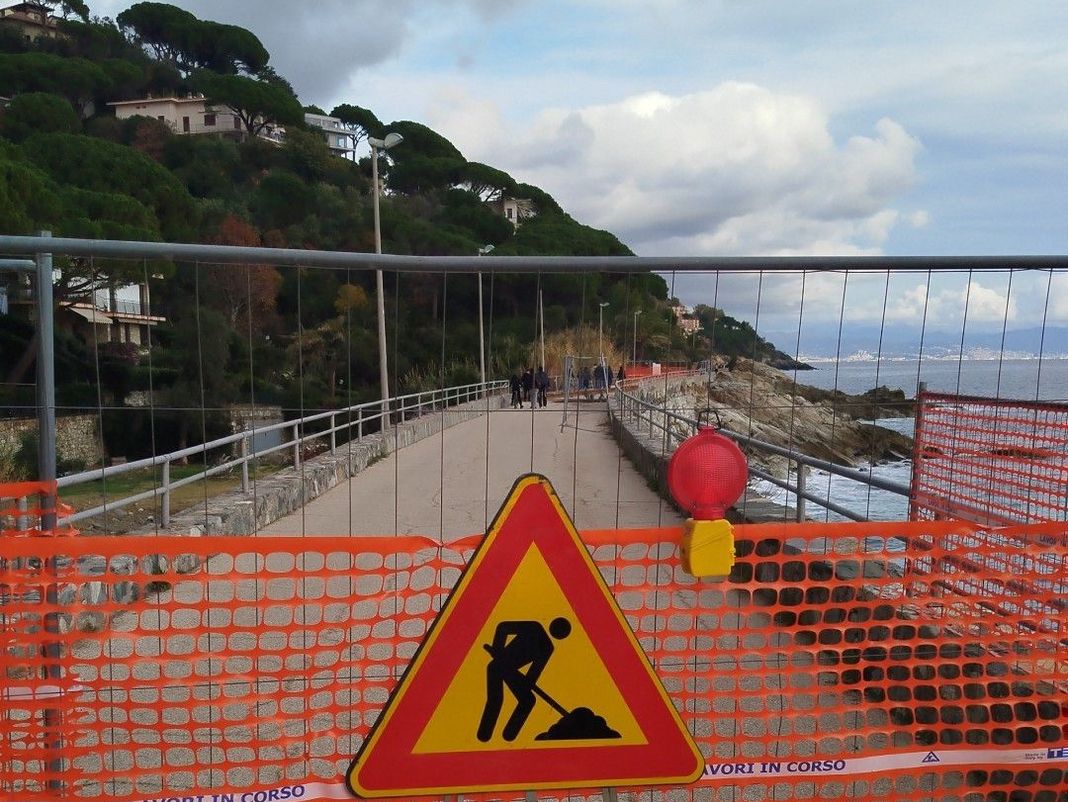 Varazze passeggiata mare bloccata