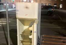 Voltri, caccia al furbetto del frigo abbandonato, Frulio: lo denuncio Voltri frigo abbandonato rifiuti ingombranti