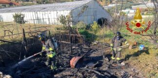 Arma di Taggia, incendio in una baracca: intervento dei vigili del fuoco Baracca a fuoco Arma di Taggia