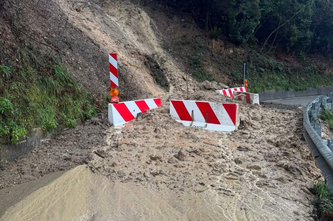Maltempo Liguria, frana tra Casarza Ligure e il passo del Bracco Frana Casarza Ligure