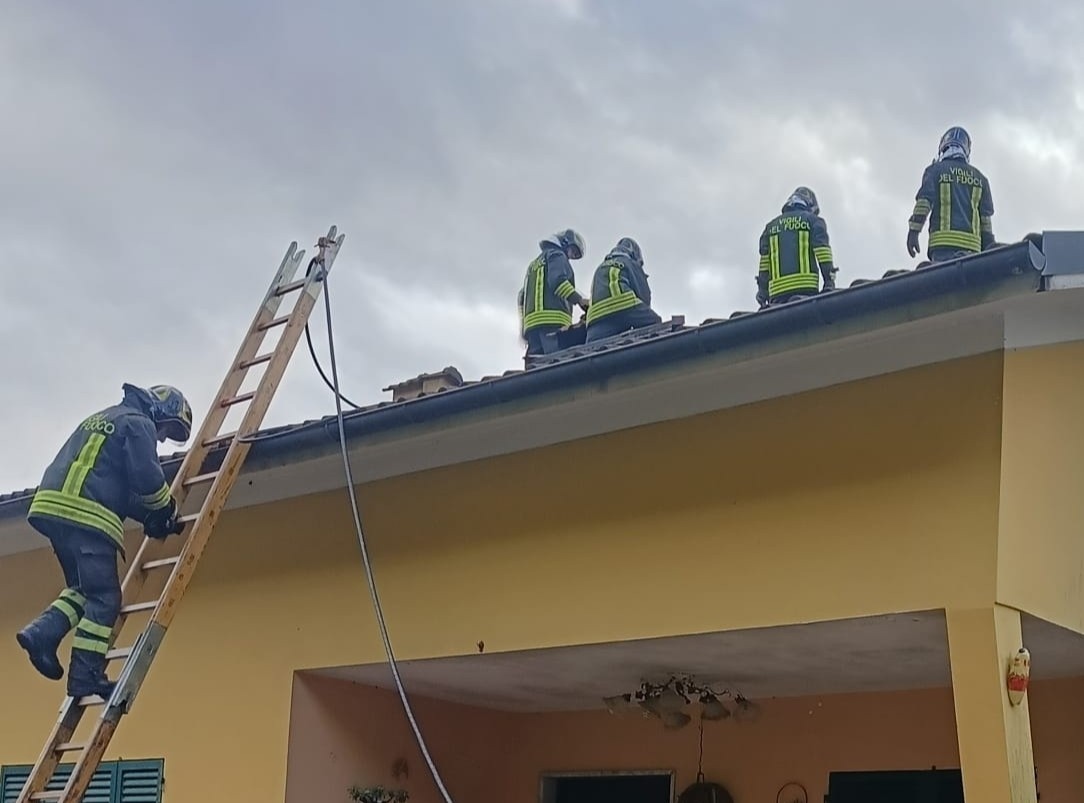 Lumarzo, a fuoco il tetto di un’abitazione: intervento dei pompieri Incendio tetto Lumarzo