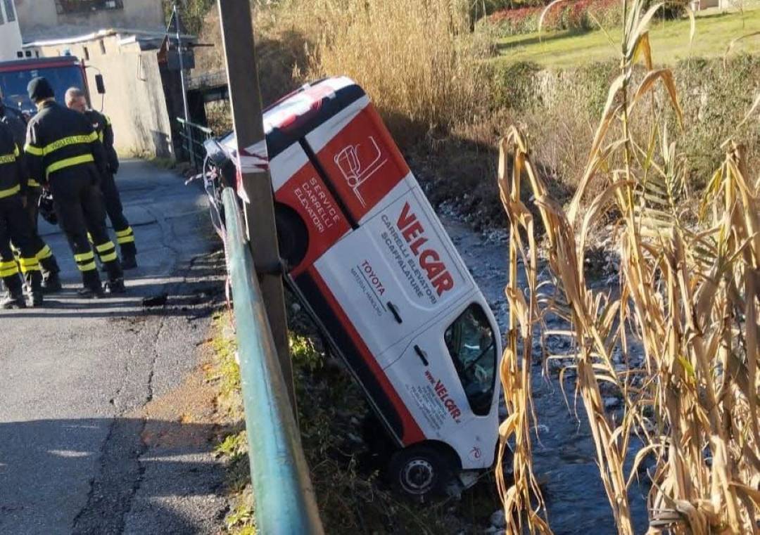 Genova, incidente a Struppa: furgone sbanda e finisce nel rio Incidente Struppa