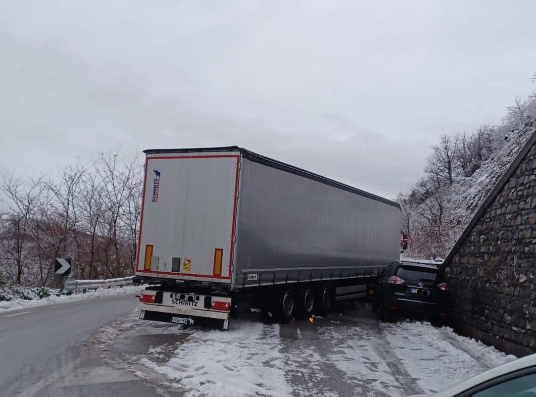 Maltempo Liguria, mezzi pesanti in avaria sulla Sp 29: senso unico alternato Mezzi in avaria Cadibona