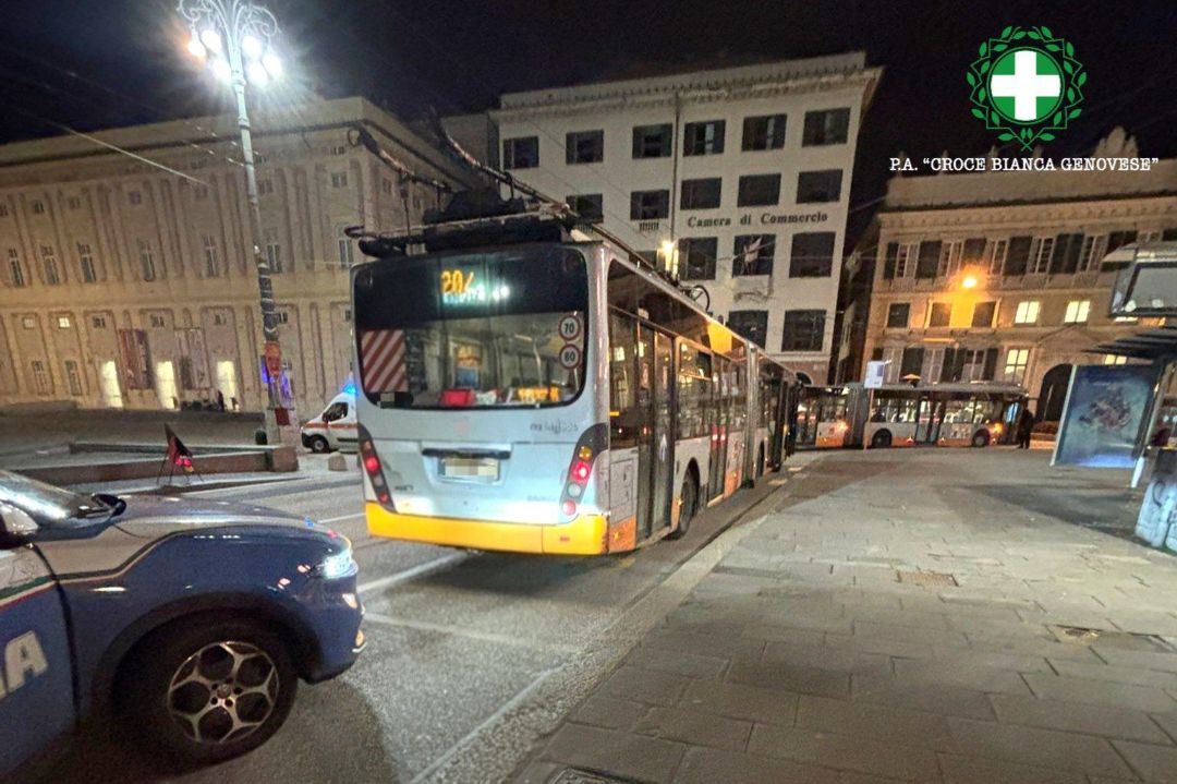 Genova, maxi rissa sul bus in centro: un ferito all’ospedale