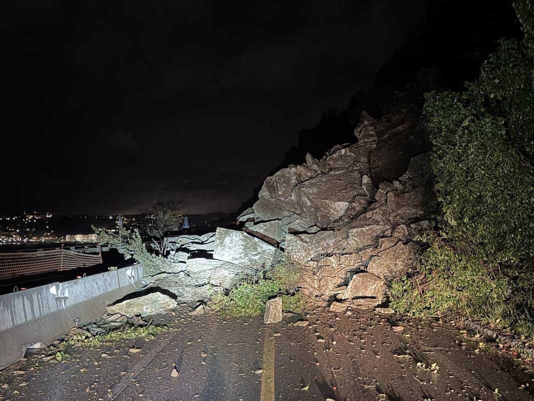 Arenzano, nuova grossa frana sulla Galleria Pizzo, Aurelia interrotta Arenzano galleria pizzo frana