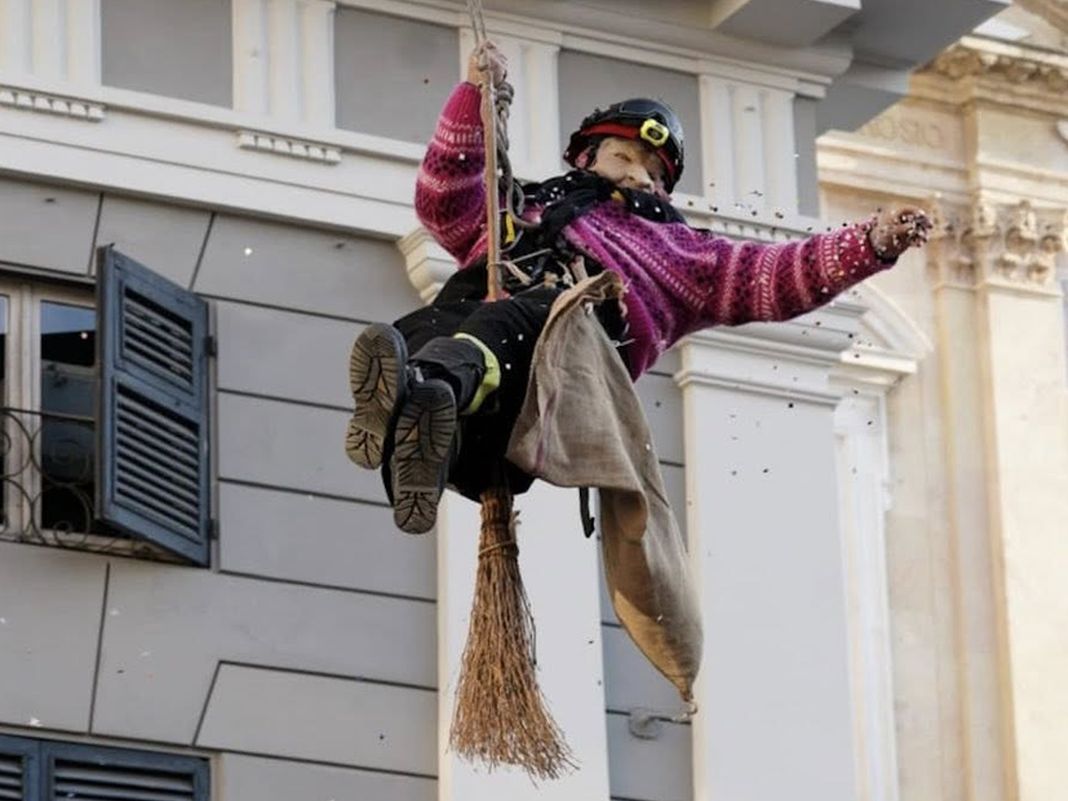Genova, la Befana dei Vigili del Fuoco in piazza Matteotti befana vigili fuoco genova
