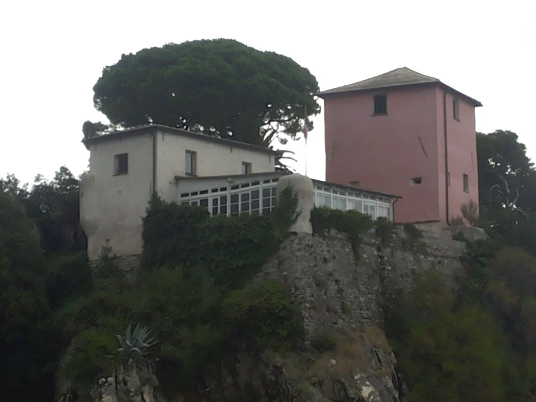 Nervi, l’albero del Castello di Nervi non verrà abbattuto Castello di Nervi