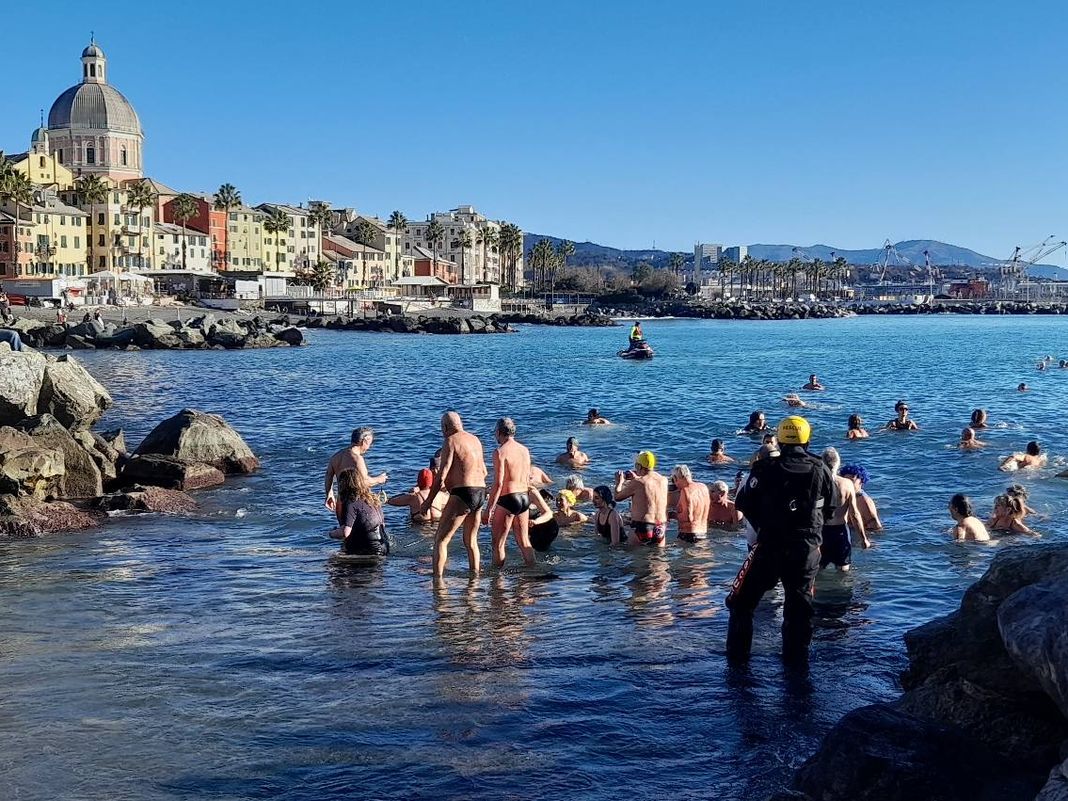 Pegli, tuffo in mare per il Cimento invernale Pegli cimento invernale