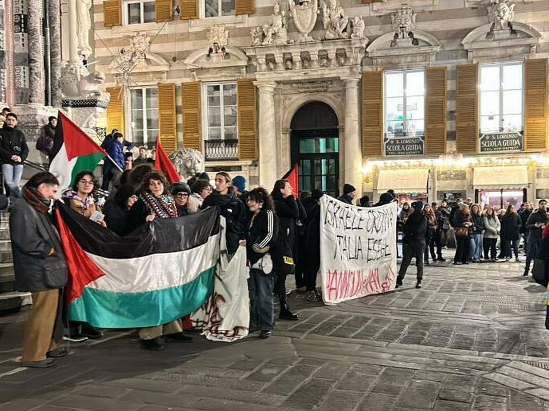 Fiamma Olimpica a Genova, la protesta silenziosa per la strage a Gaza Fiamma olimpica genova protesta Gaza