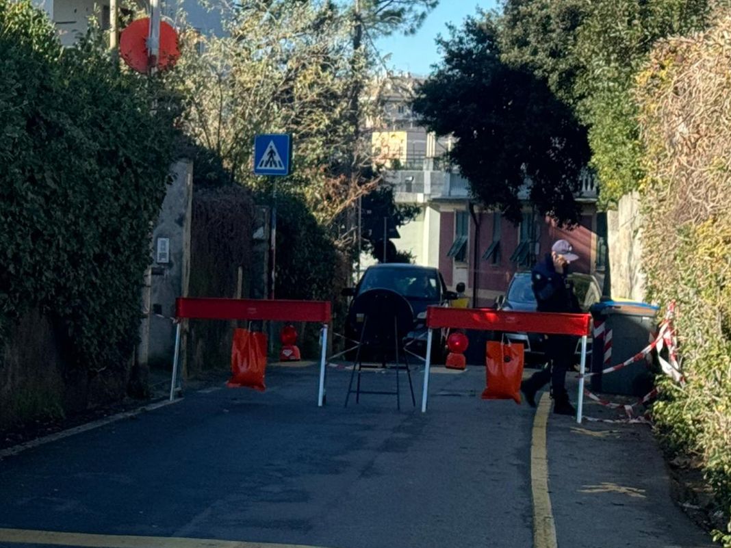 Gaslini, ingresso solo lato mare, disagi per gli utenti gaslini via redipuglia bloccata
