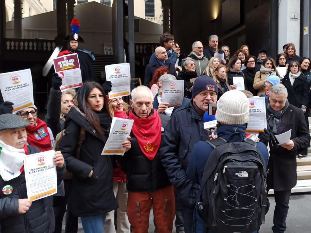 Genova, presidio per il No al Referendum davanti a Palazzo di Giustizia presidio no referendum genova