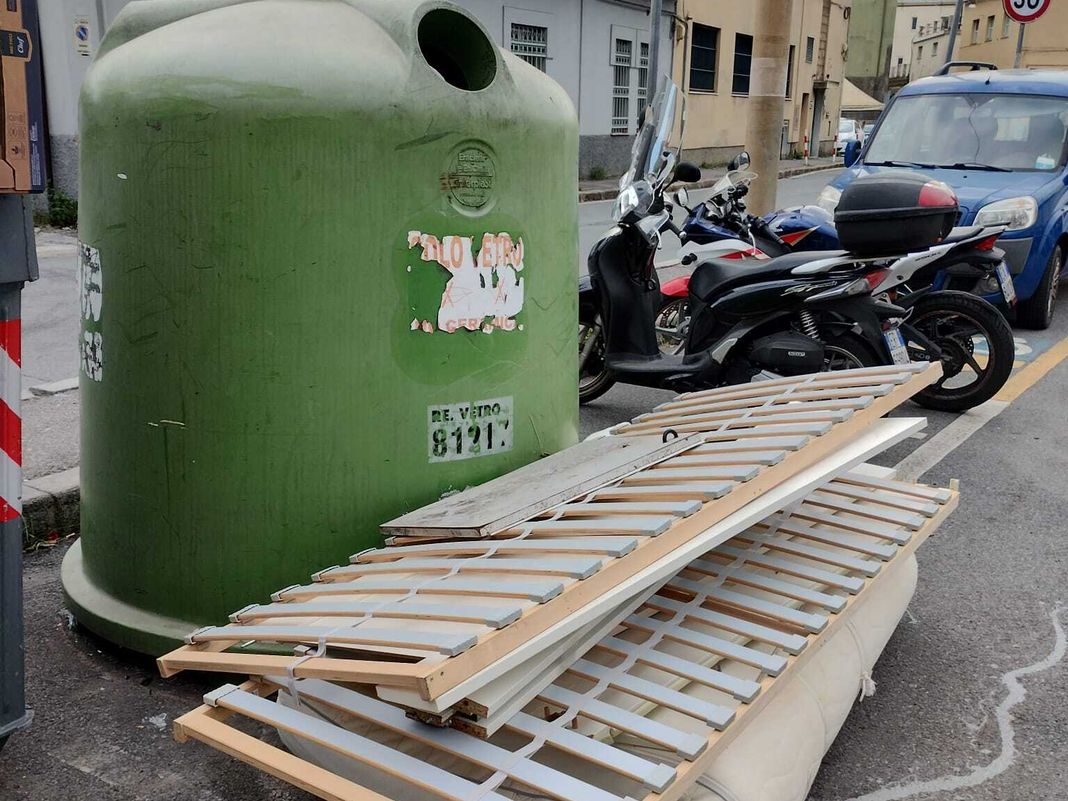 Genova, rifiuti ingombranti abbandonati, multe a Cornigliano e Sestri rifiuti ingombranti genova